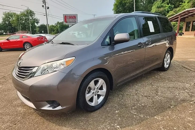 2014 Toyota Sienna L photo 1