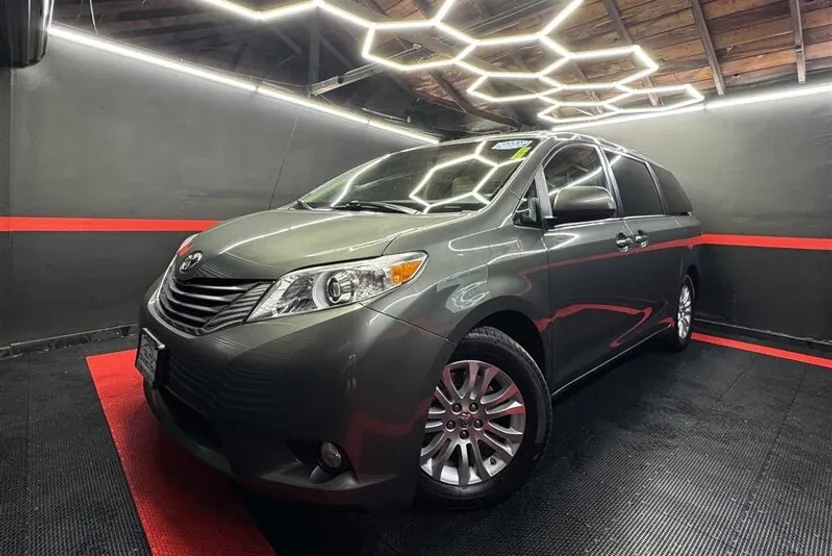 2013 Toyota Sienna XLE photo 1