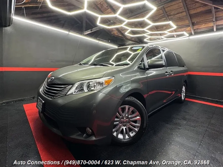 2013 Toyota Sienna XLE photo 1