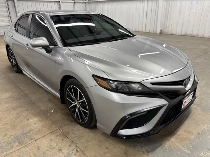 2024 Toyota Camry Hybrid SE photo 1