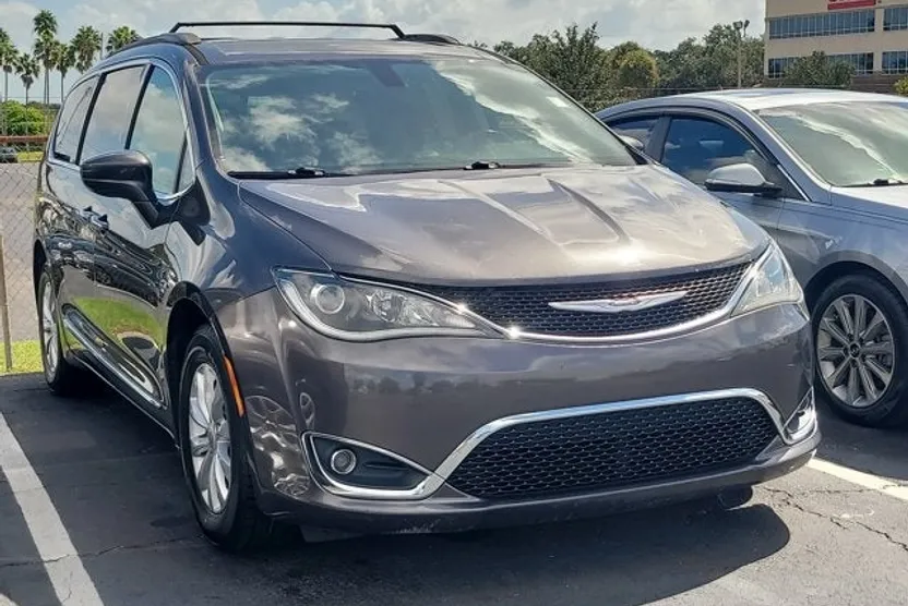 2017 Chrysler Pacifica Touring L photo 1