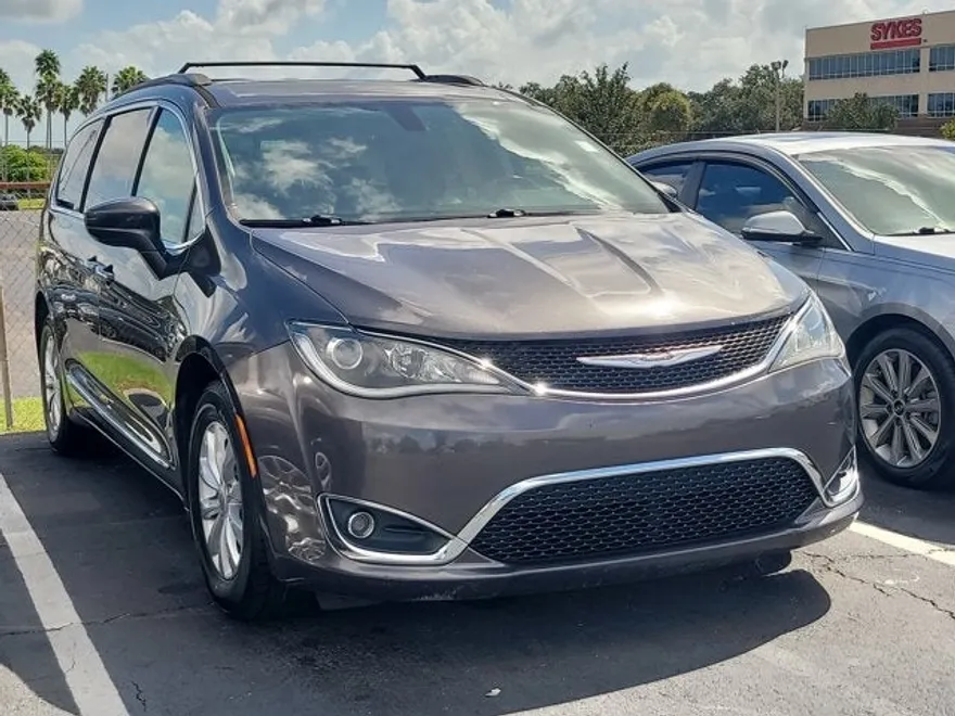 2017 Chrysler Pacifica Touring L photo 1
