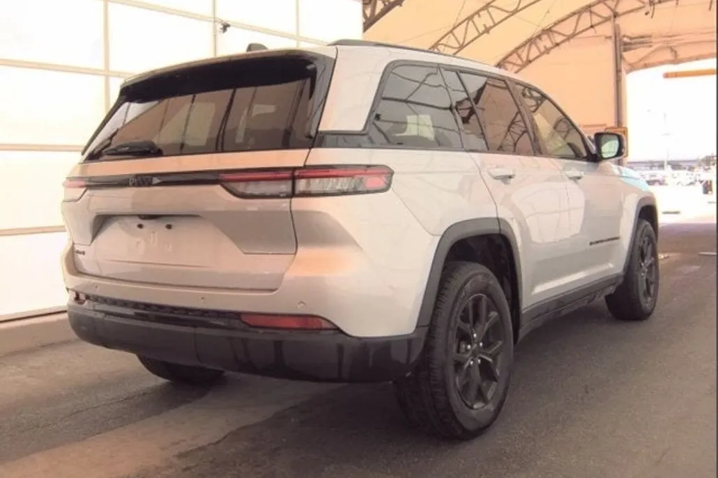 2024 Jeep Grand Cherokee Altitude photo 1