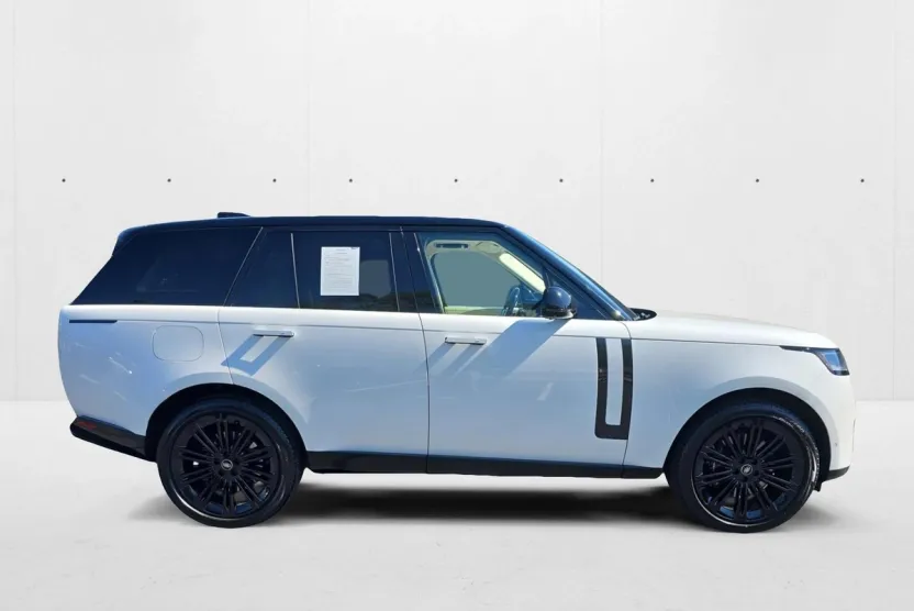 2023 Land Rover Range Rover SE photo 1