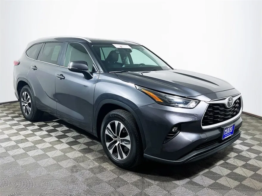 2023 Toyota Highlander XLE photo 1