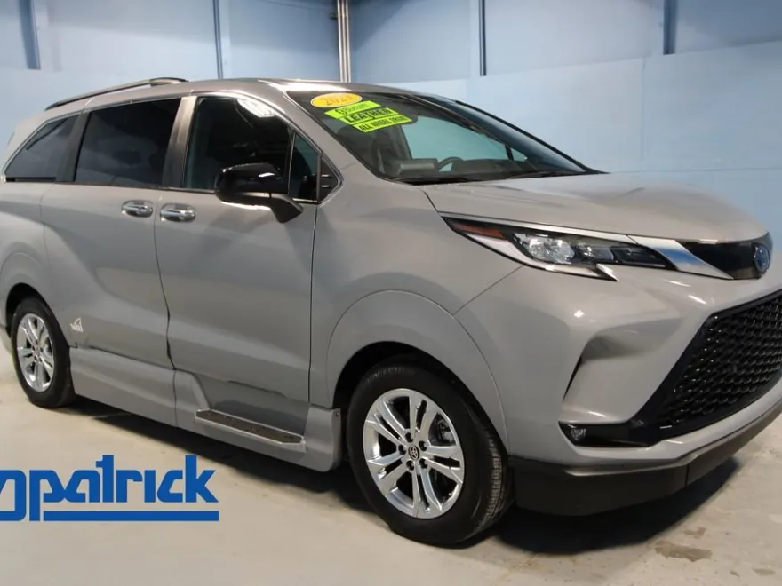 2023 Toyota Sienna XSE photo 1