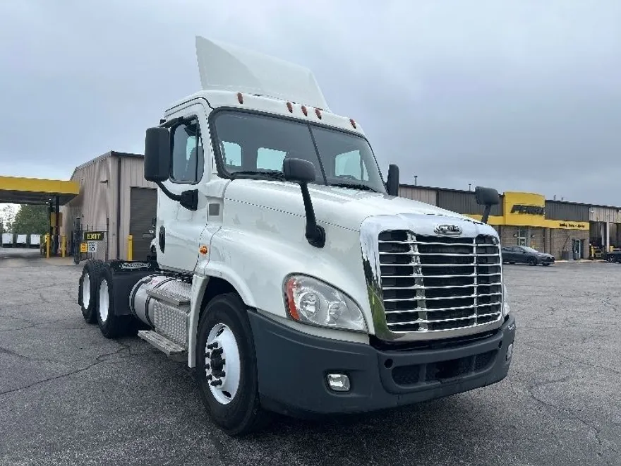 2019 Freightliner Cascadia 125" Sleeper Cab photo 1