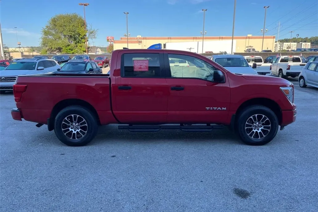 2022 Nissan Titan SV photo 1