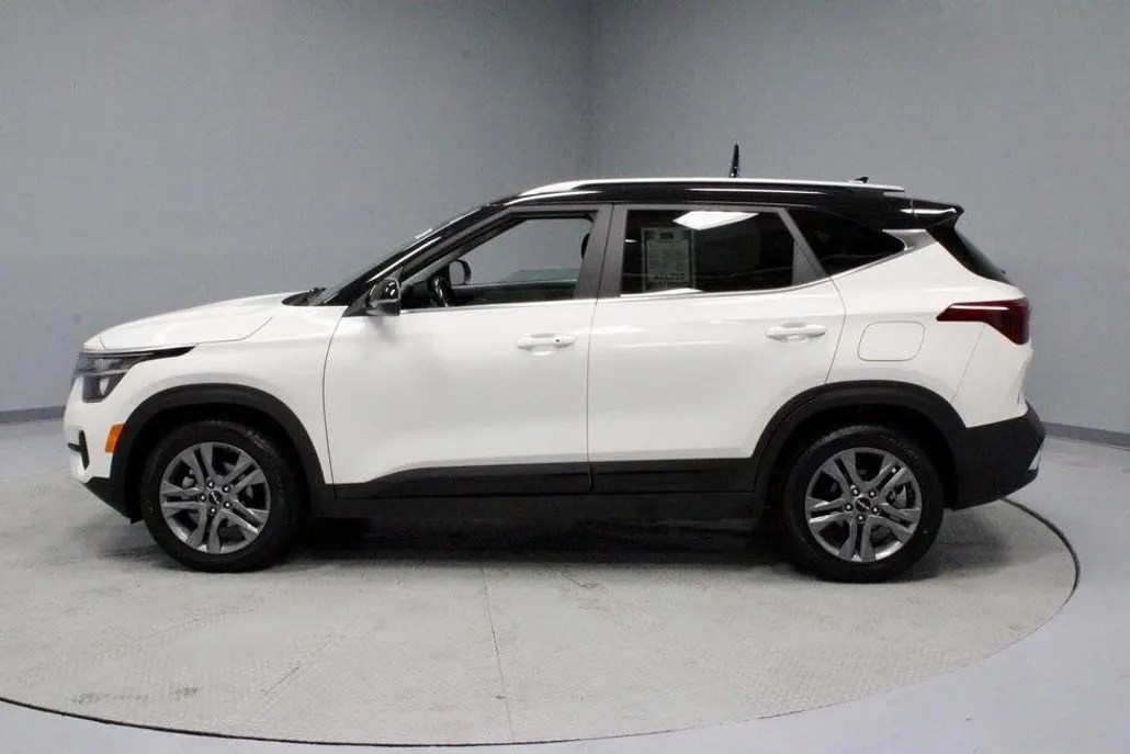 2023 Kia Seltos S photo 1