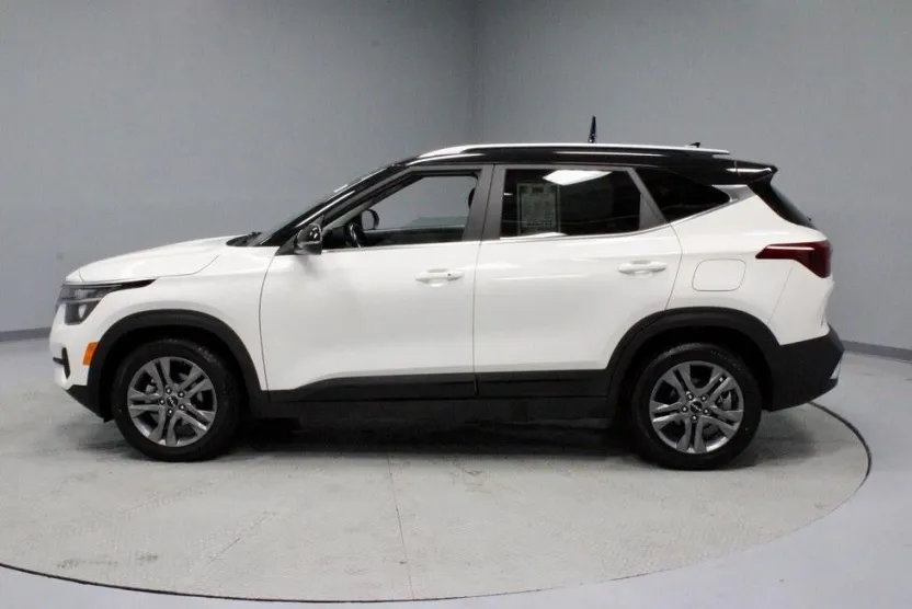 2023 Kia Seltos S photo 1