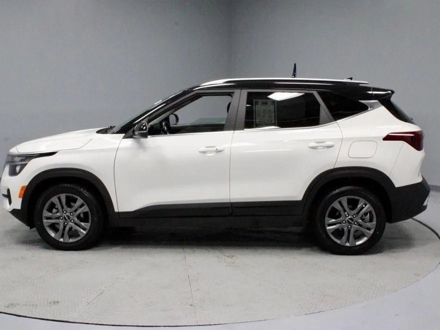 2023 Kia Seltos S photo 1