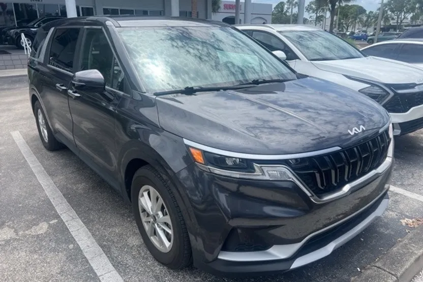 2024 Kia Carnival LX photo 1