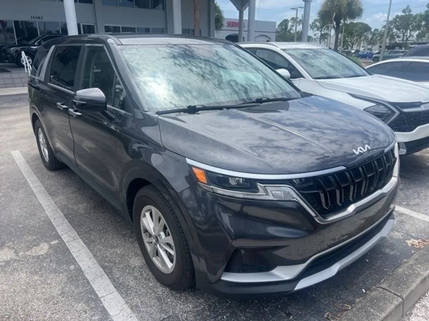 2024 Kia Carnival LX photo 1