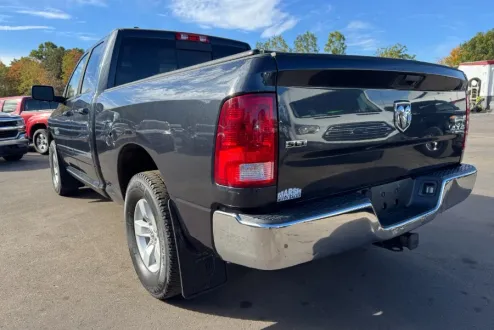2016 Ram 1500 SLT photo 3