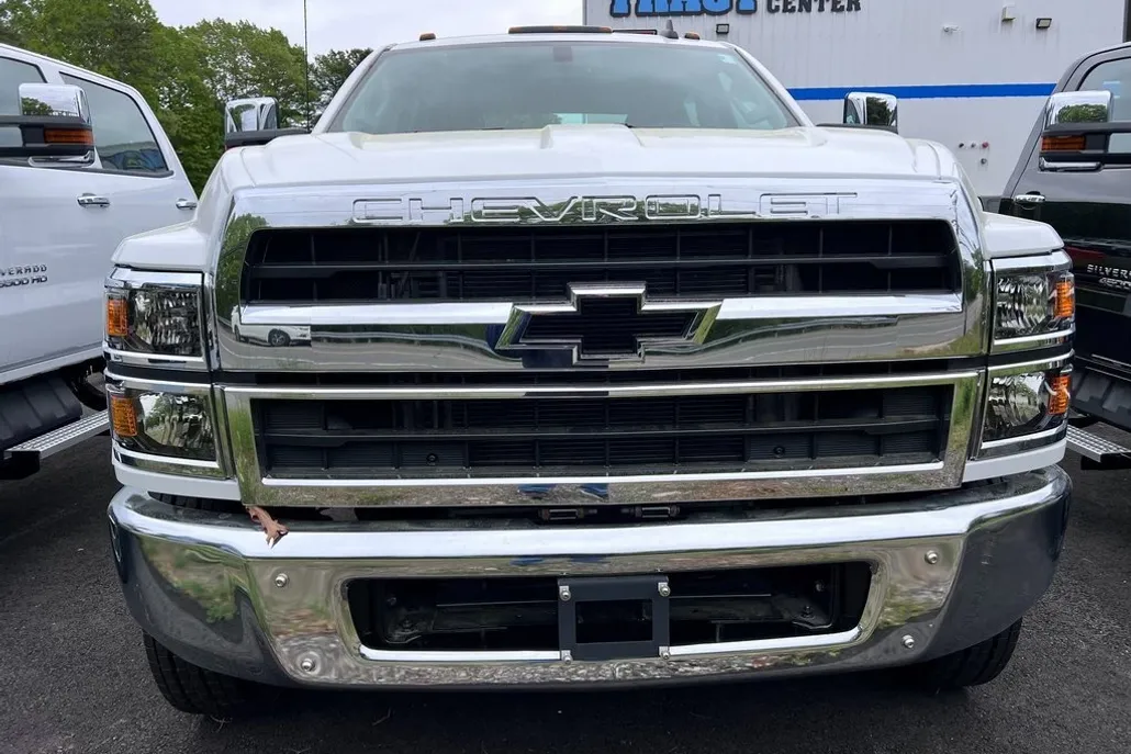 2024 Chevrolet Silverado 5500HD LT photo 1