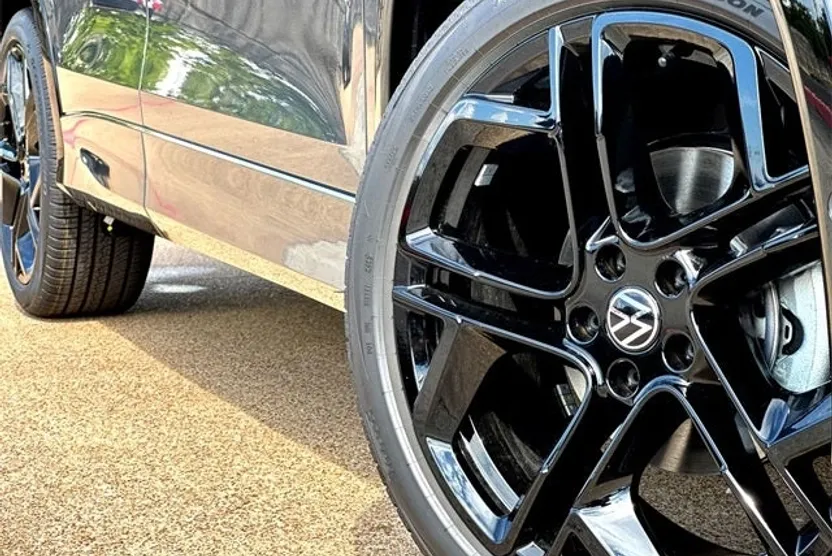 2025 Volkswagen Tiguan SE R-Line Black photo 1