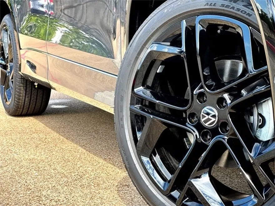 2025 Volkswagen Tiguan SE R-Line Black photo 1