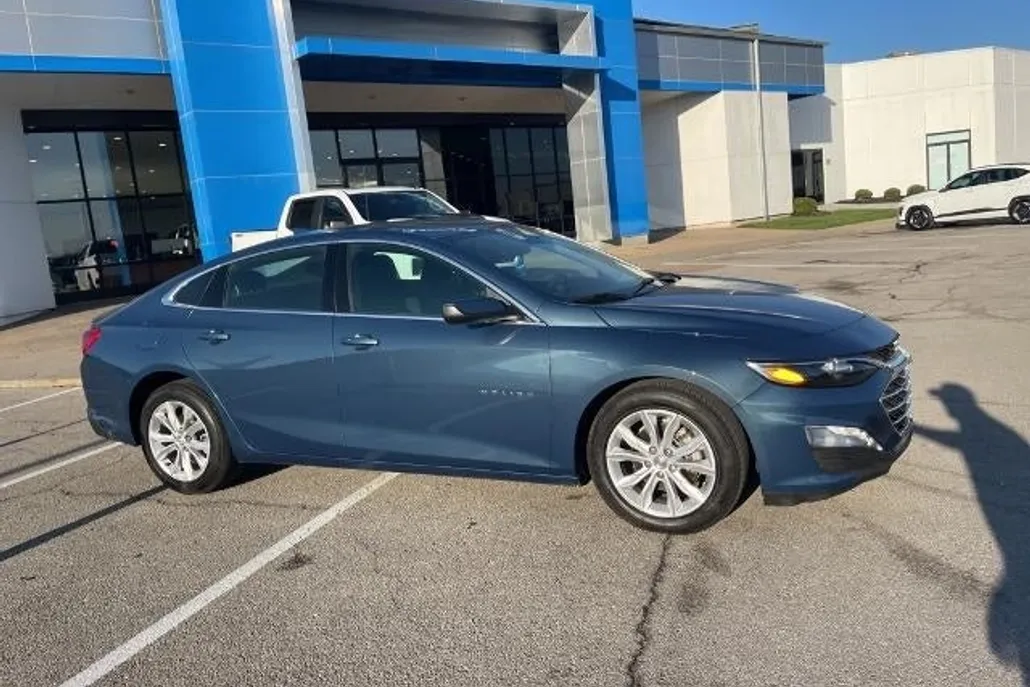2024 Chevrolet Malibu 1LT photo 1