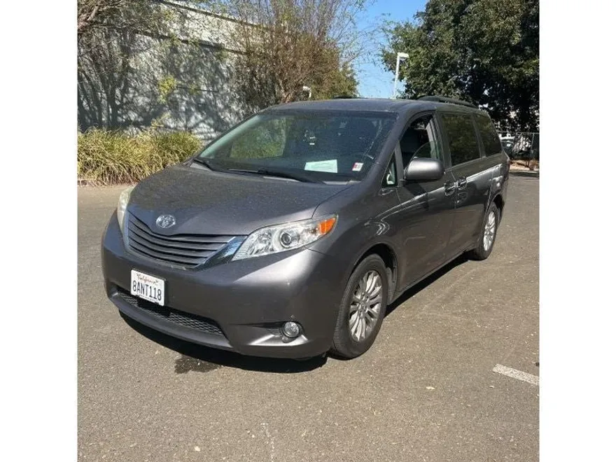 2017 Toyota Sienna XLE photo 1
