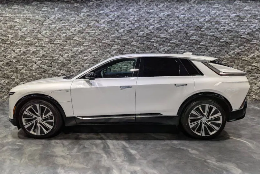 2024 Cadillac Lyriq Luxury photo 1