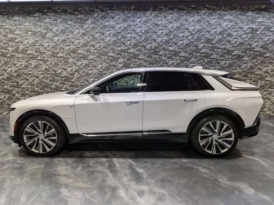 2024 Cadillac Lyriq Luxury photo 1
