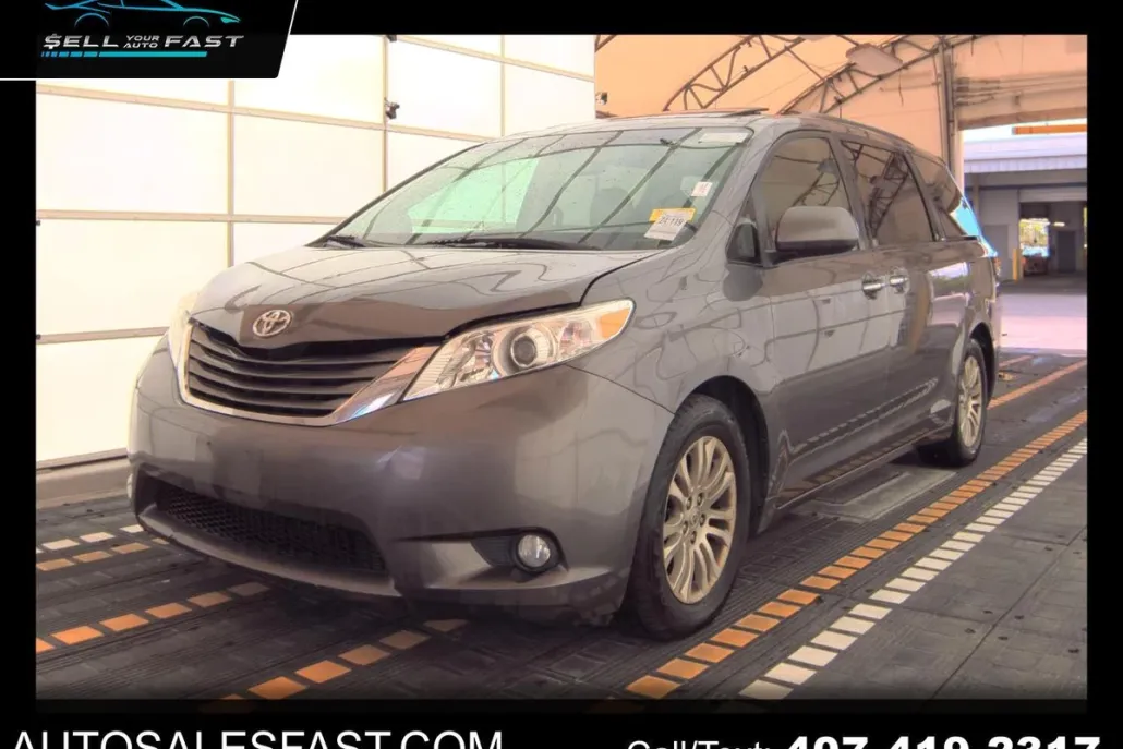 2011 Toyota Sienna XLE photo 1