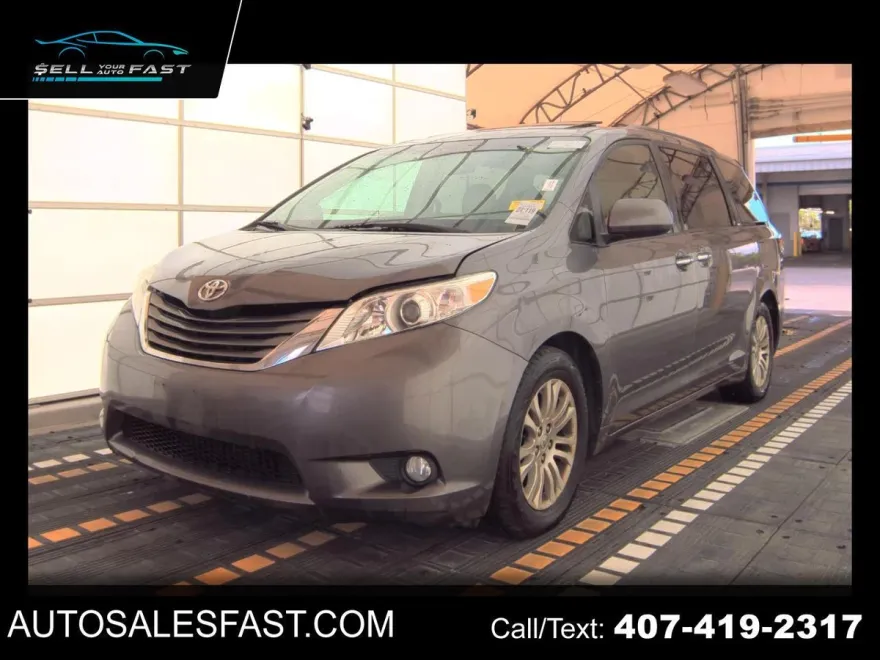 2011 Toyota Sienna XLE photo 1