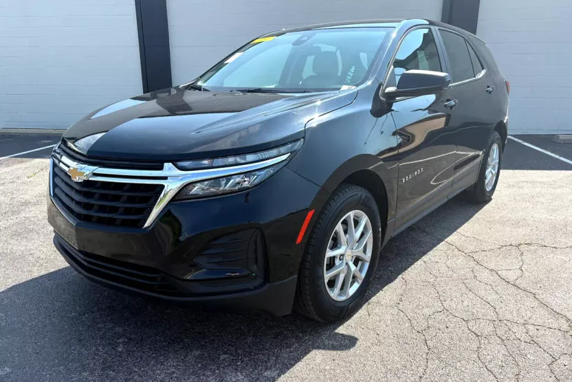 2023 Chevrolet Equinox LS photo 1