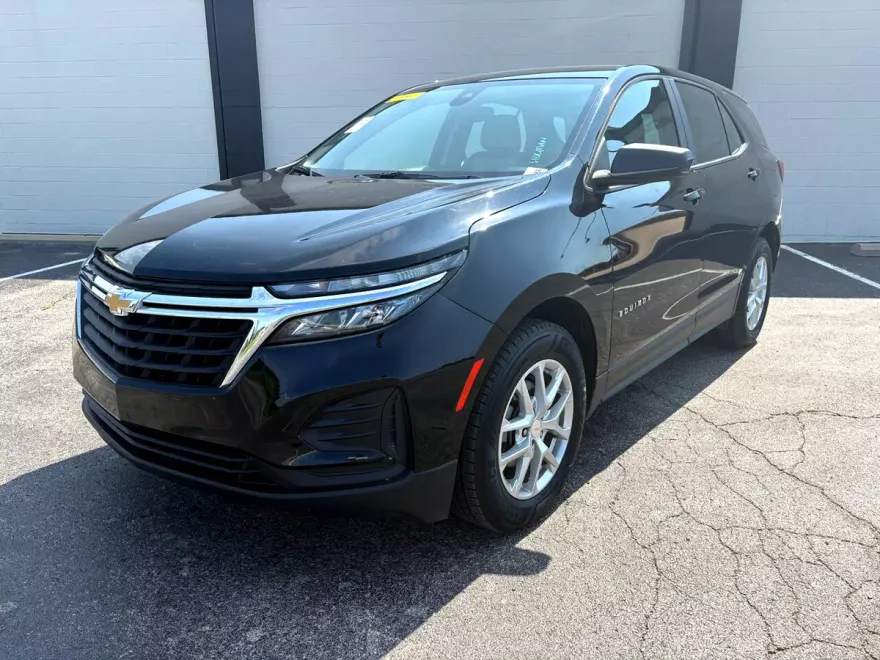 2023 Chevrolet Equinox LS photo 1