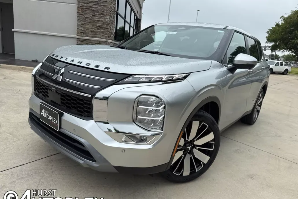 2025 Mitsubishi Outlander SE photo 1