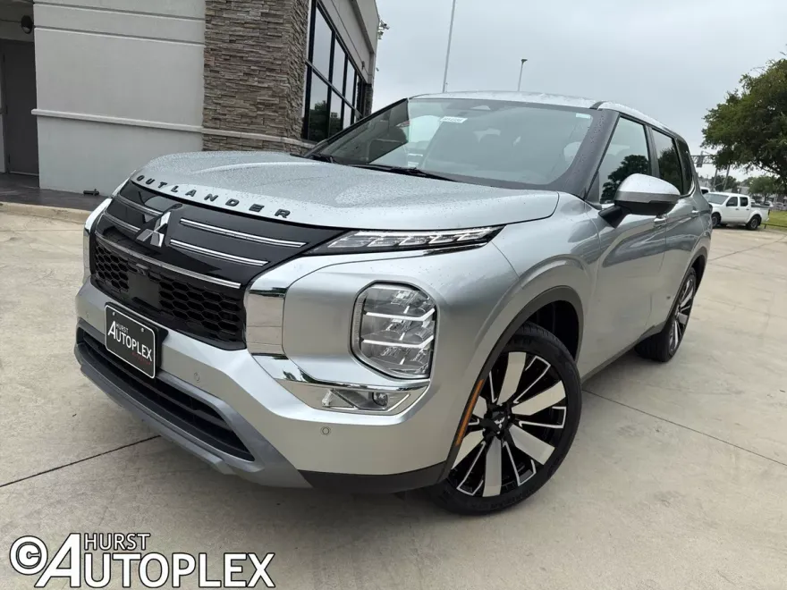 2025 Mitsubishi Outlander SE photo 1
