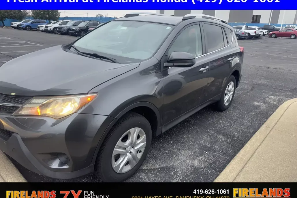 2015 Toyota RAV4 LE photo 1