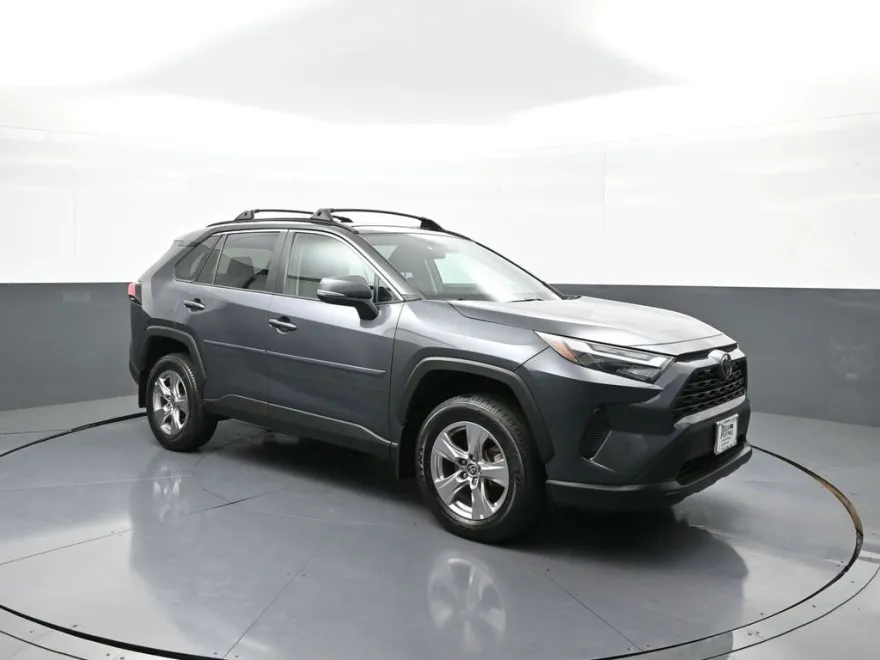 2022 Toyota RAV4 XLE photo 1