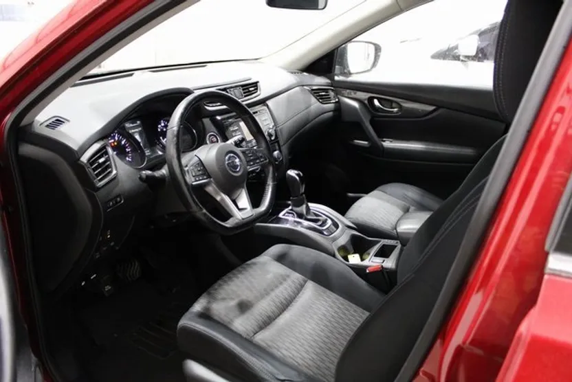 2017 Nissan Rogue SV photo 1