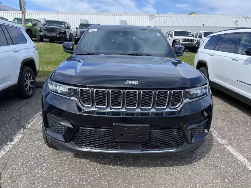 2025 Jeep Grand Cherokee Laredo photo 1