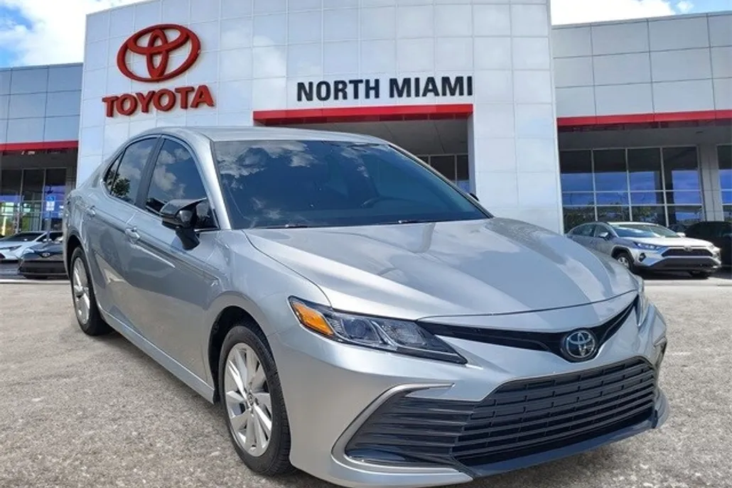 2023 Toyota Camry LE photo 1