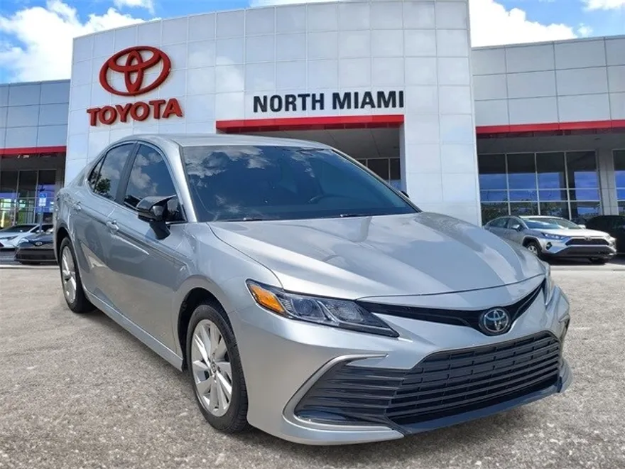 2023 Toyota Camry LE photo 1