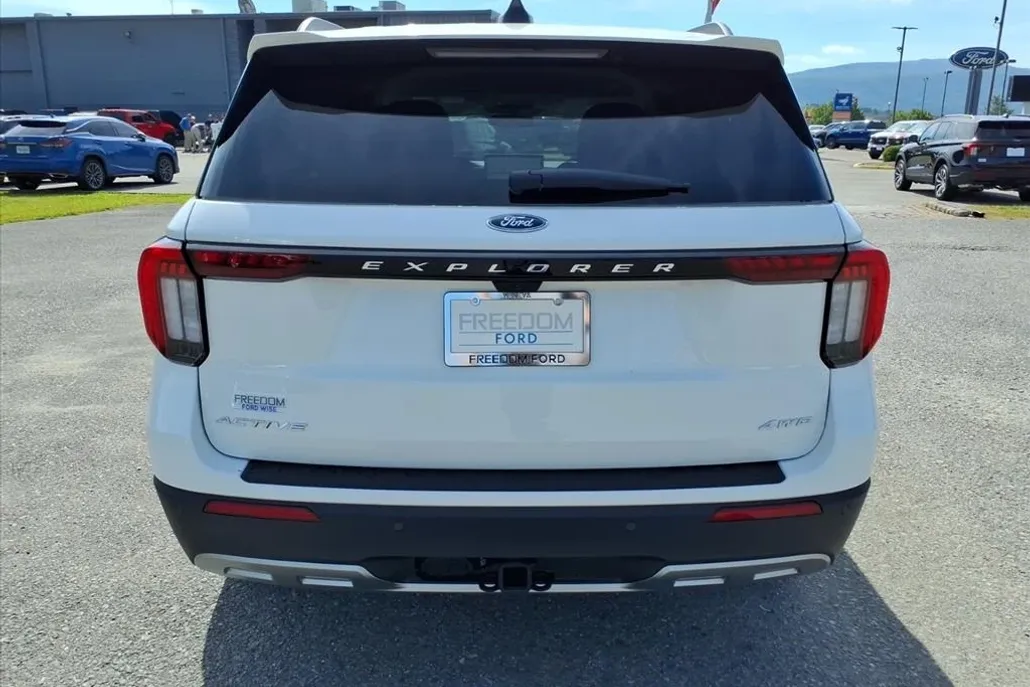 2025 Ford Explorer photo 1