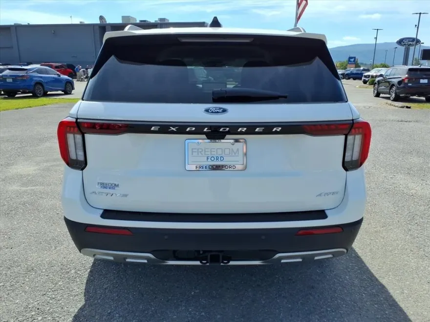 2025 Ford Explorer photo 1