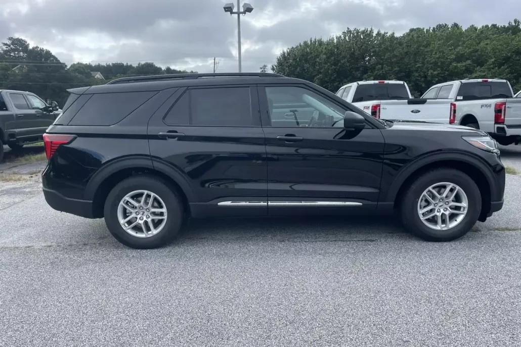 2025 Ford Explorer photo 1