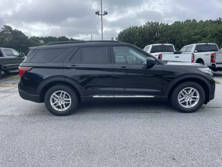 2025 Ford Explorer photo 1