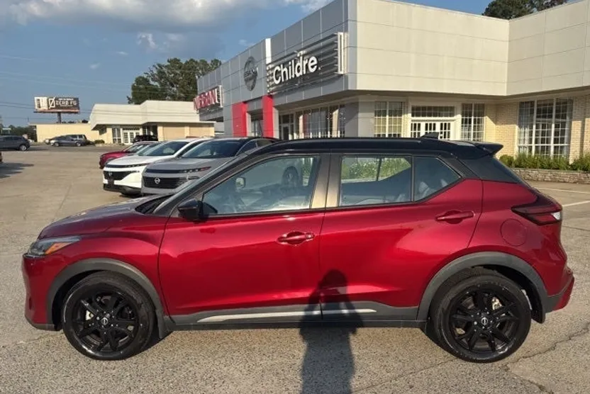 2022 Nissan Kicks SR photo 1