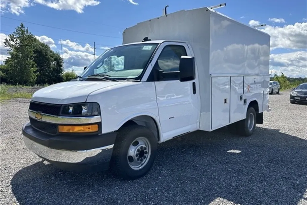 2024 Chevrolet Express 3500 Work Van Cutaway photo 1