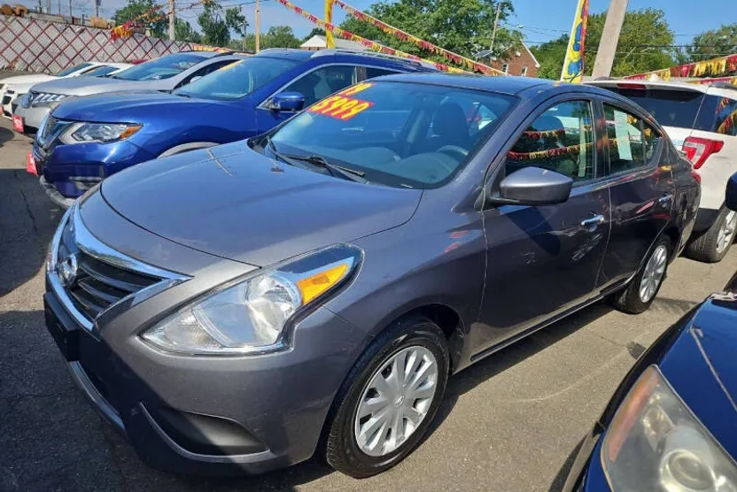 2019 Nissan Versa SV photo 1