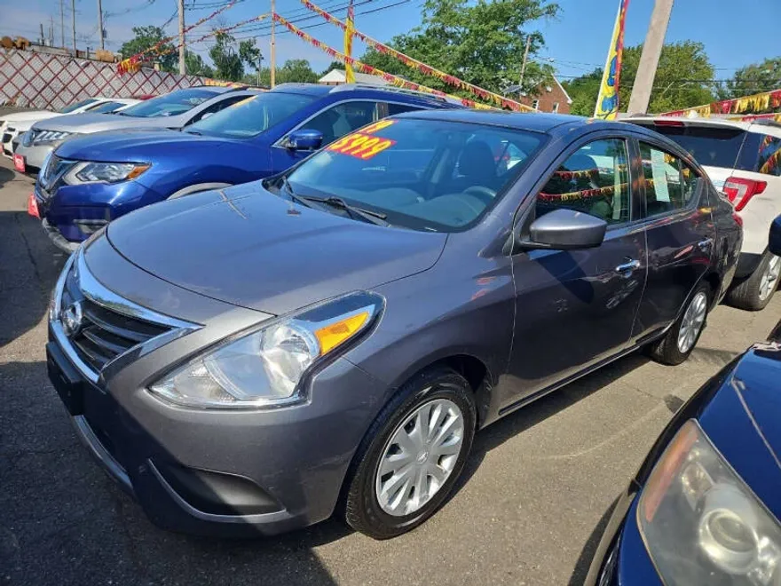2019 Nissan Versa SV photo 1