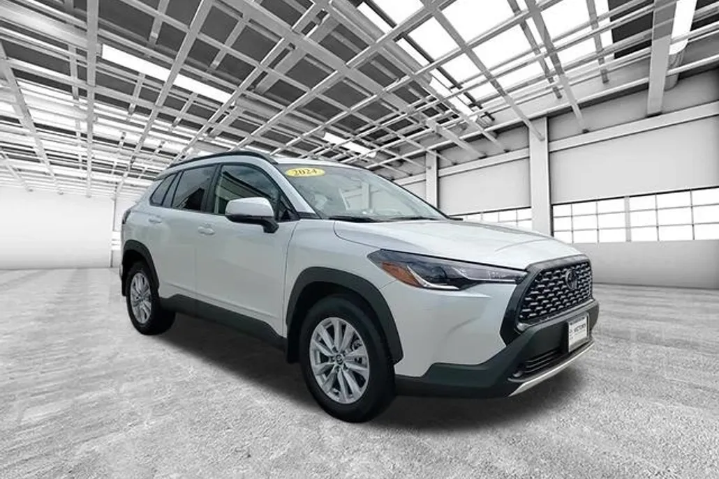 2024 Toyota Corolla Cross LE photo 1