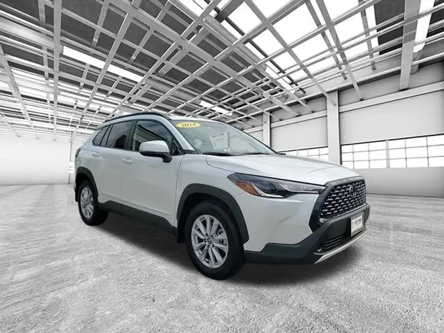2024 Toyota Corolla Cross LE photo 1