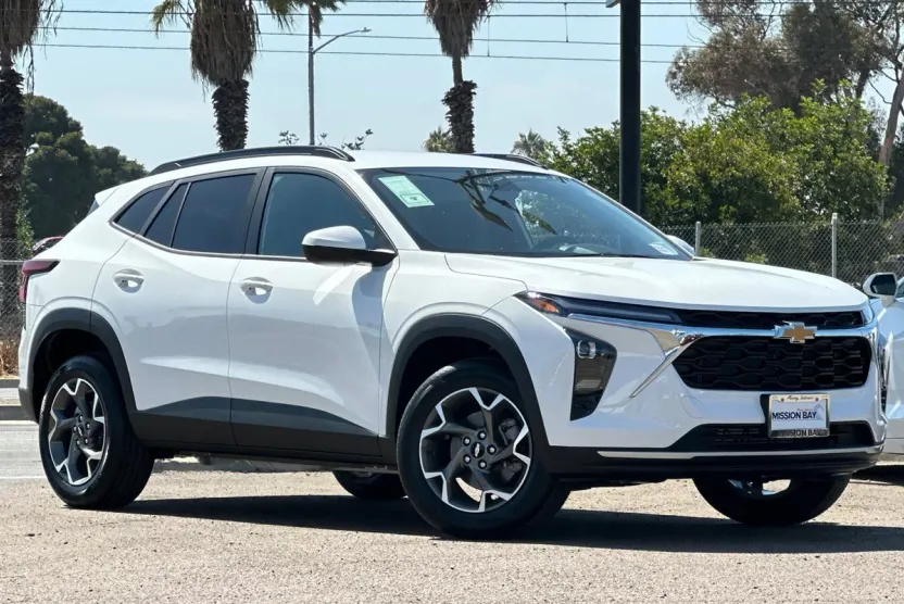 2025 Chevrolet Trax LT photo 1