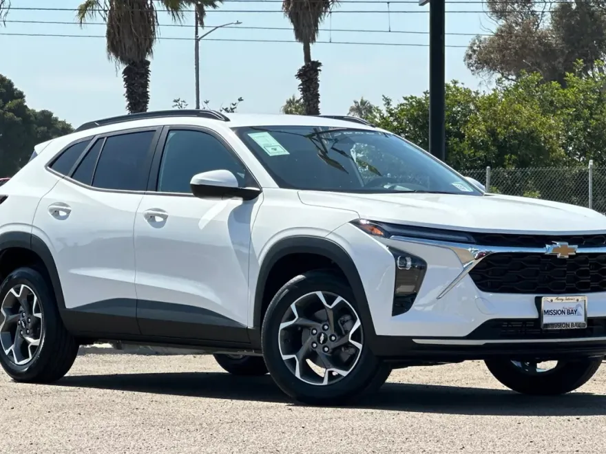 2025 Chevrolet Trax LT photo 1
