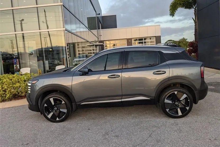 2025 Nissan Kicks SR photo 1